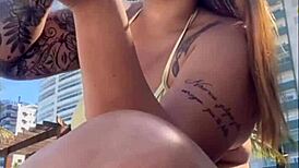 estou na praia com tesao, vou me exibir aqui pra macho, opss