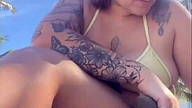 estou na praia com tesao, vou me exibir aqui pra macho, opss