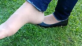 我爱脚趾伸进肉色丝袜和平底鞋