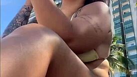 estou na praia com tesao, vou me exibir aqui pra macho, opss