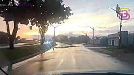 Quase Que Corno Policial Vê Esposa Dando Dentro do Carro Para Pau Gigantesco