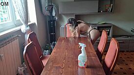 帮邻居擦桌脱内裤大屁股自慰