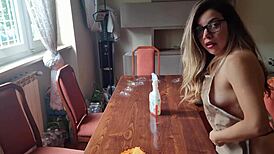 帮邻居擦桌脱内裤大屁股自慰