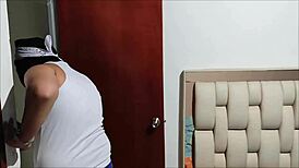 Entra un CHICO MORENO a mi habitacion y me FOLLA bien rico por mi VAGINA sexo casero en espanol