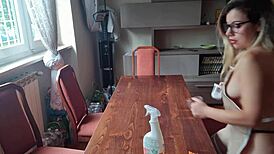 帮邻居擦桌脱内裤大屁股自慰