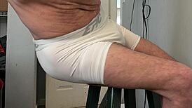 啊，我完全沉迷于这个用紧身氨纶和迷你足球的腹股沟拉伸…你知道吗？