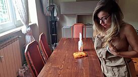 帮邻居擦桌脱内裤大屁股自慰