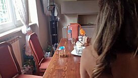 帮邻居擦桌脱内裤大屁股自慰