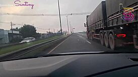 Quase Que Corno Policial Vê Esposa Dando Dentro do Carro Para Pau Gigantesco