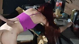 levei meu carro ao mecânico e ele me fodeu e gozou na minha boca nos fundos da oficina