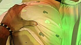 帮女友猛撸到高潮喷水，哦耶！