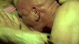 熟女凯莉利喜欢光溜骚逼被大屌插