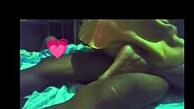 单亲妈妈和老爸自拍激烈做爱狂吞鸡巴