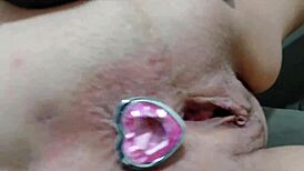 hey, tatua gem feita com plug anal no cuzinho