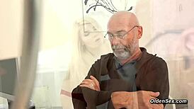 “金发18岁少女吸爷爷鸡巴？”