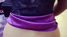 哇，看这个可爱拉丁学生穿性感内衣，好热！她是娇小18+文静女孩带纹身。