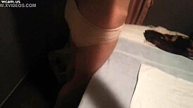 成熟亚洲女人展示她的技巧