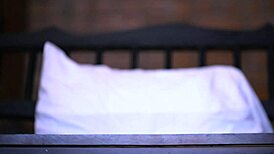 嘿，学生和继妈偷情眼神对视了？？