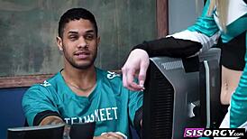 性感继妹教室里被狂操