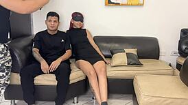 Juego NTR cornudo - ojos vendados a la novia y al novio por su amigo solo para meterle la polla a la boca de su novia mientras el no puede ver