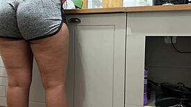 继女洗碗时翘臀摇晃