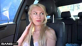 嘿，看俄罗斯熟女安吉丽娜·邦妮公开露奶！