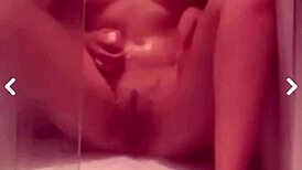 我剃光无毛骚穴泡澡超调皮