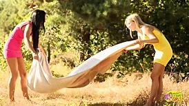 金发褐发骚妹户外激情假屌玩具互操