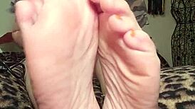 Foot Goddess Mymistressk Hypnotizes Subs with Barefoot Tricks