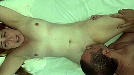 dei uma chupada intensa na xoxota da branquinha que fez ela gozar bem gostoso na minha boca