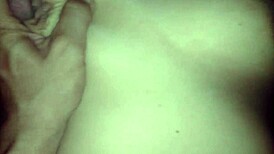 在她紧湿阴道里的爆炸射精