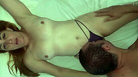 dei uma chupada intensa na xoxota da branquinha que fez ela gozar bem gostoso na minha boca