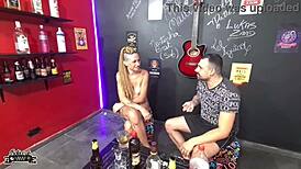 Corno Assiste Casada Liberal Leva Pau E Tapa Na Bunda No Boteco