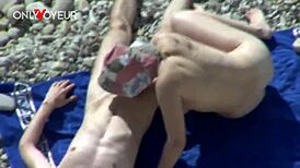 丰满晒黑的熟女在海滩上狗爬式操湿润的阴道并内射