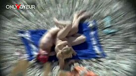 丰满晒黑的熟女在海滩上狗爬式操湿润的阴道并内射