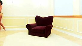 棕发骚货巨假奶古董椅上被狠肏