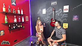 Corno Assiste Casada Liberal Leva Pau E Tapa Na Bunda No Boteco