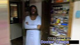 坦帕医生实习生翘屁股大开秀穴