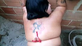 Dando banho de leite na gordinha, quite a public display