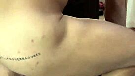 Pedi para arregaçar minha buceta com força e tatuado gostoso não decepcionou para amantes de smoking enquanto isso corninho assistia tudo