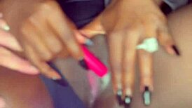 看性感黑人模特振动棒自慰