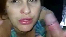 aqui nao tem beijinho, eu acordo ele com uma chupada gostosa no pau grande