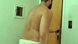 estava tranquilo no meu quarto até que a tiffany montovani apareceu e começou a seduzir.