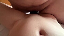 Hablando en espa�ol delicioso creampie de mi padrastro le pido que me ayude a vestirme y asi es como terminamos