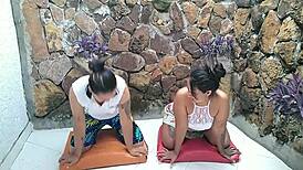 con esos estiramientos mi panocha roza y me pone cachonda con ganas de follarme la profesora