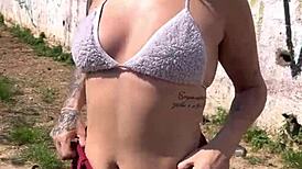 perguntei pra prostituta na rodovia quantos q era o a foda ela n�o cobro nada e me levou pro meio do mato pra foder ali mesmo