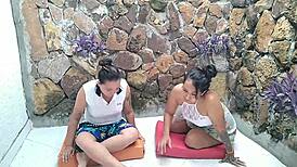 con esos estiramientos mi panocha roza y me pone cachonda con ganas de follarme la profesora