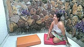 con esos estiramientos mi panocha roza y me pone cachonda con ganas de follarme la profesora