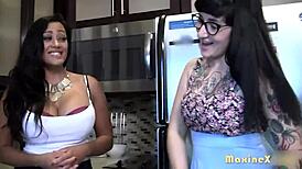 Camille Black假屌骑Maxine X屁股大骚穴舔高潮！