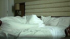 大学情侣在酒店房间激情邂逅